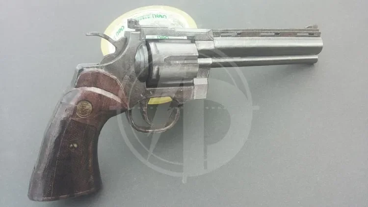 1:1 Revolver Python Gun 3D Pap - огляд і ціна Model Kit Revolver
